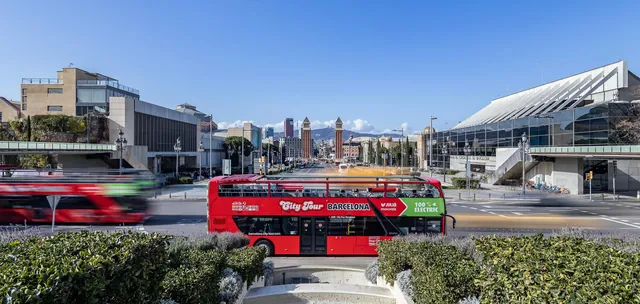 Hop-on hop-off bus tour Barcelona — boarding near the Sagrada Família