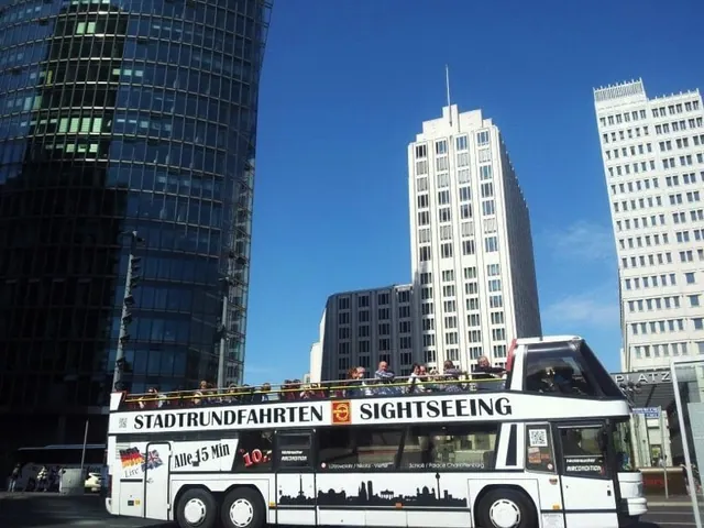 Berlin: Hop-On Hop-Off City Tour by Bus and Boat — hop-on hop-off Berlin