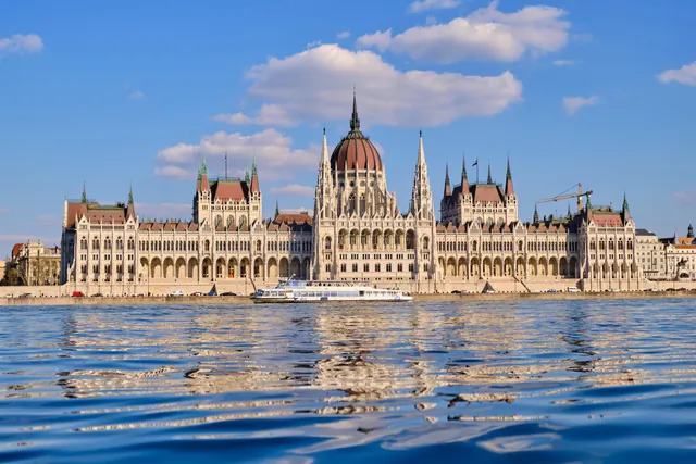 Budapest: Daytime Hop-on Hop-off Cruise with Welcome Drink — hop-on hop-off Budapest