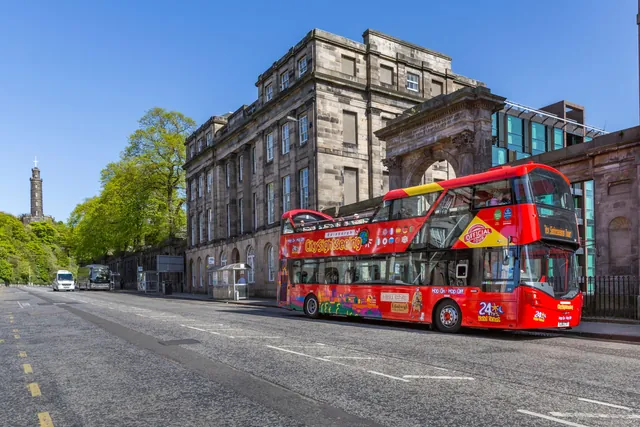 Hop-on hop-off bus tour Edinburgh — boarding near Edinburgh Castle