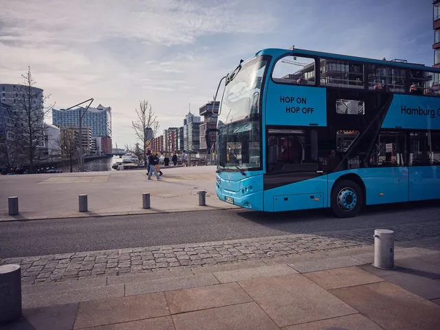 Hamburg: Line F Hop-On Hop-Off Bus and Boat Tour — hop-on hop-off Hamburg