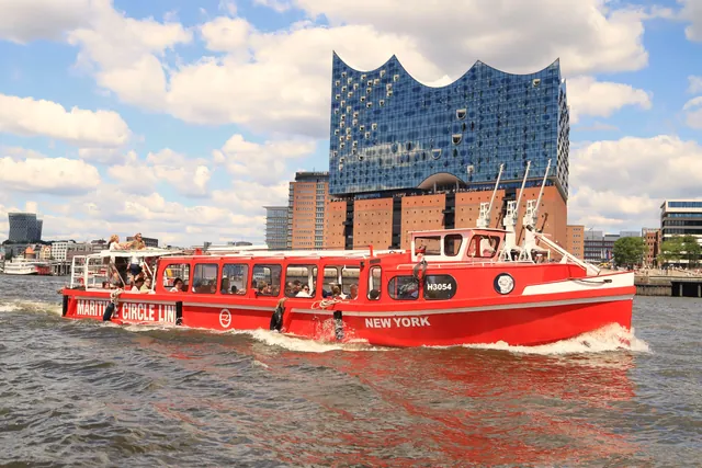 Hamburg: Hop-On Hop-Off Harbor Cruise with Commentary — hop-on hop-off Hamburg