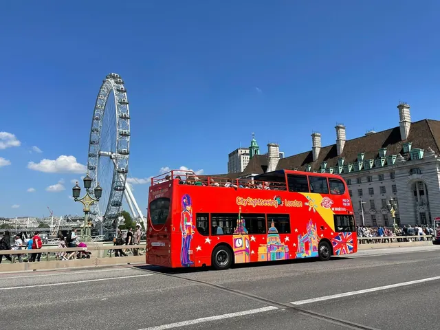 Hop-on hop-off bus tour London — boarding near Big Ben