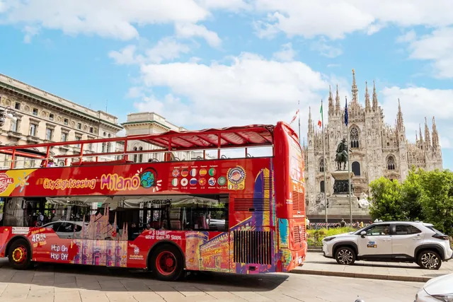 Hop-on hop-off bus tour Milan — boarding near the Duomo