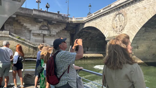 Paris: Hop-On Hop-Off Seine Cruise Pass with 9 Stops — hop-on hop-off Paris