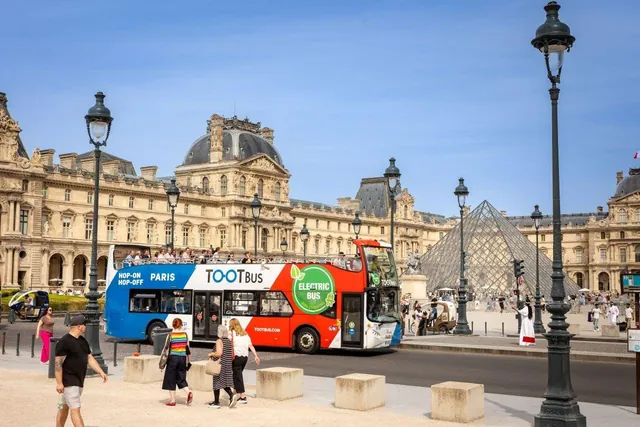Paris: Hop-on Hop-off Bus Tour & Seine Cruise Bundle Tour — hop-on hop-off Paris
