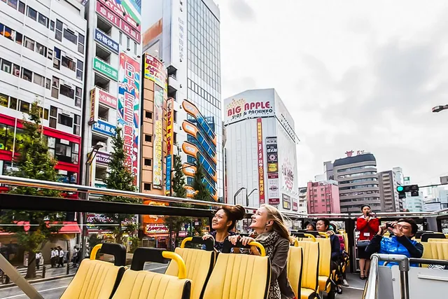 Hop-on hop-off bus tour Tokyo — boarding near Shibuya