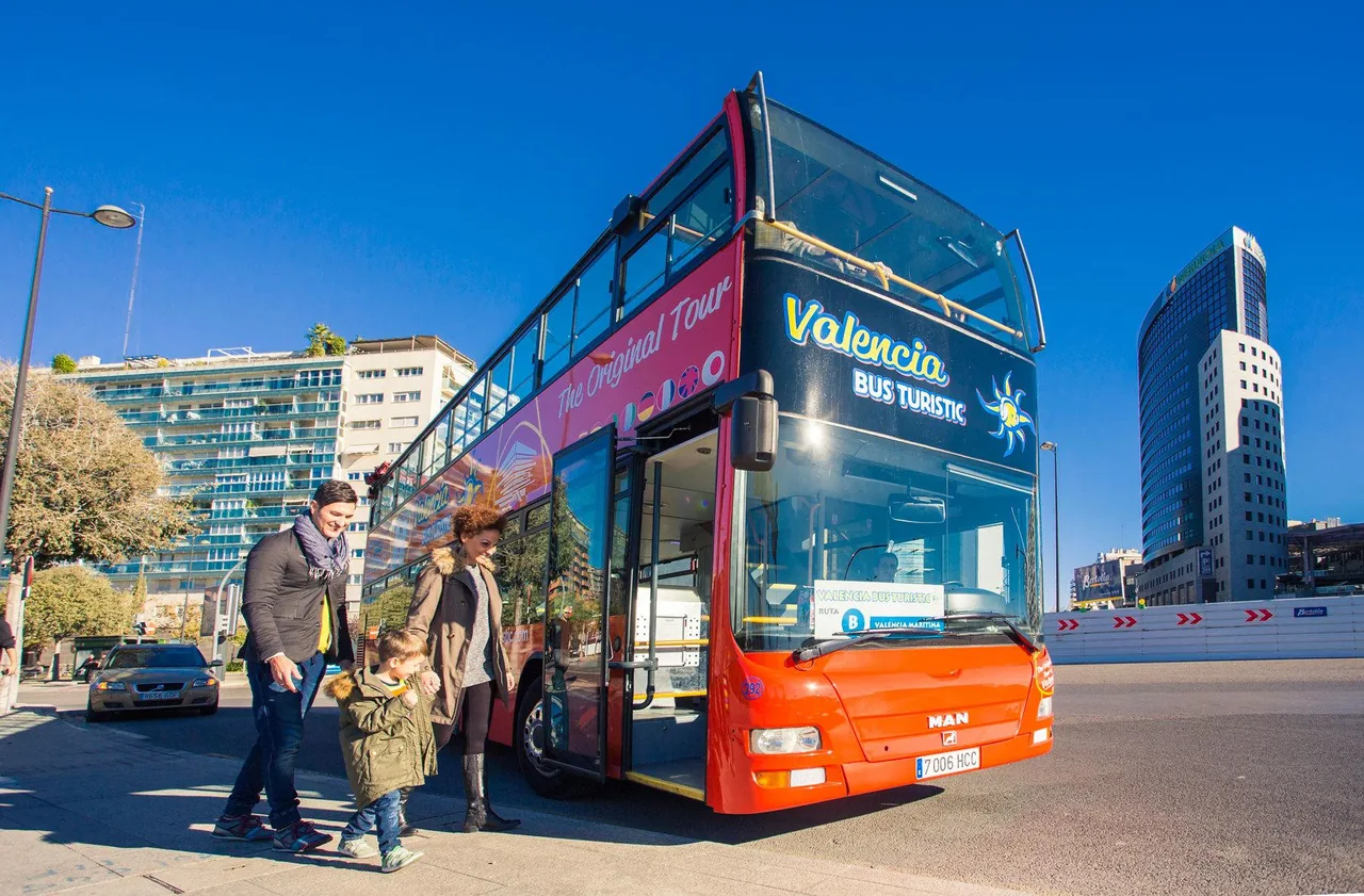 Hop-on hop-off bus tour in Valencia passing the City of Arts and Sciences and the old town